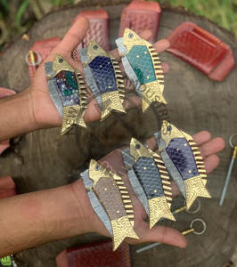 Nouveau Couteau Pliant de Poche en Damas Fait Main de Marque Haut de Gamme, Manche en Résine Nid d'Abeille Gravé, Bouton Poussoir, Cadeau Personnalisé - Product Image 4