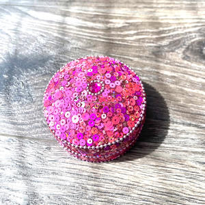 Boîte ronde en aluminium et perles scintillantes blanches avec couvercle, boîtes à bijoux multicolores pour la maison, boîte à pilules pour femmes, en provenance d'Inde - Product Image 5