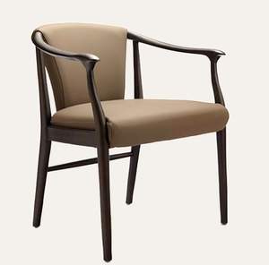 Chaise de salle à manger en teck artisanale de Jepara avec des lignes fluides des accoudoirs, un siège rembourré sur mesure et une élégance intemporelle. - Product Image 1