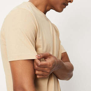 Camiseta de Algodón para Hombre, Diseño Ligero y Transpirable, Ajuste Cómodo y Elegante para Uso Diario - Product Image 2
