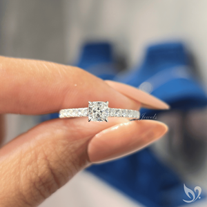 Anillo de Compromiso con Diamante Cultivado en Laboratorio, Corte Cojín, 0.50ct, Banda Pavé Catedral, Oro Blanco de 10K, Diseño Minimalista de Lujo - Product Image 5