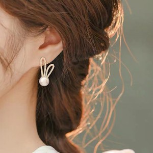 Pendientes de Perlas de Agua Dulce con Estilo de Celebridad Coreana, Oreja de Conejo Dorada con Incrustaciones, Nueva Moda con Detalles en Oro - Product Image 4
