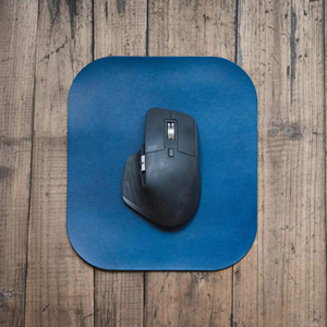 แผ่นรองเมาส์หนังแท้ พกพาสะดวก แผ่นรองโต๊ะทำงาน หนังวัวแท้ทั้งผืน พร้อมซองหนังสำหรับใส่เมาส์และแล็ปท็อป รุ่น LMP-0107 - Product Image 1