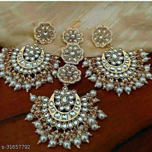 Boucles d'oreilles de créateur avec Kundan et perle en plaqué or Maang Tikka - Product Image 1