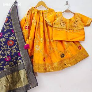 Increíble Variedad de Colores, Nuevo Seda Banarasi con Patrón Zari y Trabajo de Encaje, Conjunto de Lehenga-Choli y Dupatta para Niños, Suministro al por Mayor - Product Image 5