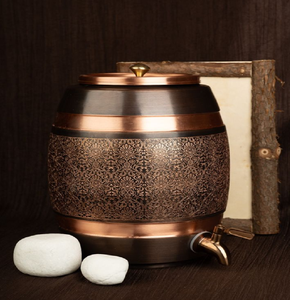 Dispensador decorativo de cobre con grabado floral sobre un elegante soporte metálico para una hidratación saludable, disponible a precios de mayorista. - Product Image 2