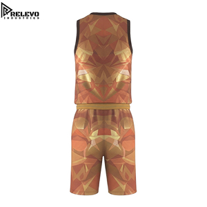 Ensemble de maillot et short de basket-ball sublimé pour hommes, imprimé géométrique à facettes orange rouille, crème et marron, uniforme sportif - Product Image 2