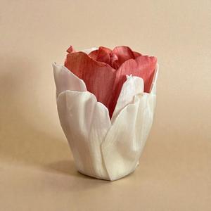 ชุดดอกไม้ไม้หอมวาดี โซล่า กลิ่นกุหลาบ ขนาด 6.5 ซม. พร้อมก้านไม้หอมจากพืชเซสบาเนีย สำหรับอโรมาเธอราพี งานฝีมือทำมือ ยั่งยืน รักษาสิ่งแวดล้อม - Product Image 1