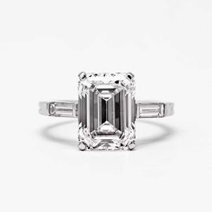 Elegante Anillo de Compromiso de Oro Blanco de 14K con Diamantes Cultivados en Laboratorio de Corte Esmeralda de 5.00ct en Engaste de Tres Piedras - Product Image 1