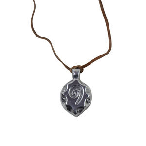 Colgante de hierro forjado a mano con forma de corazón, estilo antiguo, de diseño, con correa de cuero, a la moda, para hombre y mujer. - Product Image 5