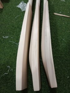 Bate de críquet clásico de madera de sauce inglés, ligero, duradero y de calidad profesional. - Product Image 2