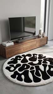 Alfombra Premium Free Your Mind con Diseño Tipográfico, Hecha a Mano, en Blanco y Negro, con Diseño Retro de Letras, para Sala de Estar o Dormitorio - Product Image 6