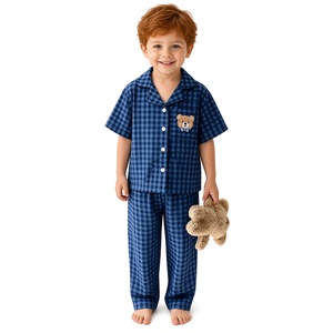 Ensemble de pyjama en polyester tissé à carreaux pour garçons, manches courtes, boutonnage frontal avec broderie ours, vente en gros ODM pour enfants - Product Image 1