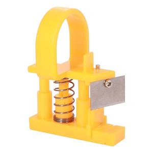 Pince à ressort manuelle en plastique jaune SONO J69 pour accessoires de jardin, conception simple pour le bricolage, construction durable - Product Image 1