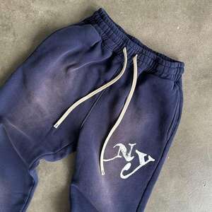 กางเกงวอร์มผู้ชายผ้าฝ้ายซันเฟดเอซิดวอชแฟชั่น พิมพ์ลายสกรีนส่วนตัว เนื้อผ้านุ่มระบายอากาศได้ดี สไตล์สตรีทแวร์ - Product Image 4