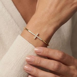 กำไลข้อมือทองคำ 14K ประดับเพชรแล็บโกรว์ดีไซน์รูปกากบาทสุดหรู - Product Image 5