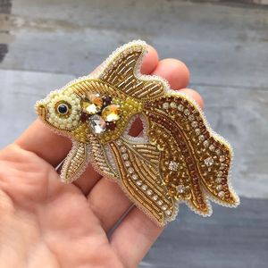 Belle broche brodée de perles, bijoux de mode faits à la main avec des perles de qualité supérieure, cadeau idéal pour toutes les occasions - Product Image 1