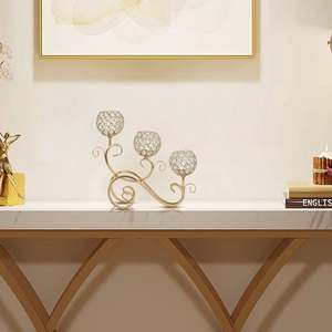 Candélabre doré avec trois boules de cristal en dessus, décoration d'intérieur - Product Image 1