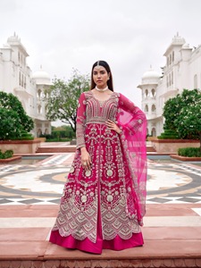 Présentation de robes de mariée Anarkali en pure tulle papillon avec broderies lourdes sur le devant et le dos et pierres. Achetez directement auprès du fournisseur. - Product Image 2