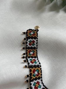 Conjunto de Collar y Pulsera con Cuentas Geométricas Étnicas para Mujer, Joyería Hecha a Mano con Patrones Coloridos, Base Negra, por UO - Product Image 6
