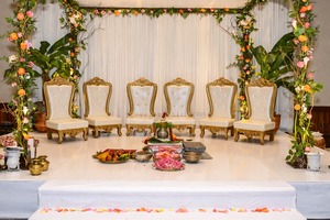 Hermoso Juego de Sillas para Mandap de Boda en Oro Blanco, Sillas Tradicionales Hindúes para Vedi Mandap, Sillas para Mandap de Boda India, EE. UU. - Product Image 3