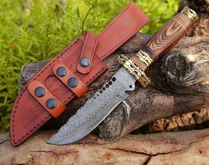 Cuchillo de caza de hoja fija de acero de Damasco forjado a mano personalizado UA Supplies con mango grabado de madera y latón, funda de cuero, OEM - Product Image 1