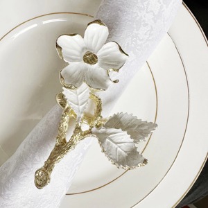 Los más bonitos servilleteros metálicos con diseño floral se pueden usar de forma creativa, sirviendo también como soportes para tarjetas de presentación o pequeños detalles decorativos. - Product Image 1