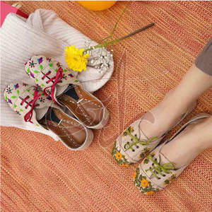 รองเท้าปักลายดอกทานตะวันแบบคลาสสิก ทำมือ เป็นมิตรกับสิ่งแวดล้อม น้ำหนักเบา แบบผูกเชือก คุณภาพสูง ทนทาน หนังแท้ทั้งคู่ - Product Image 6