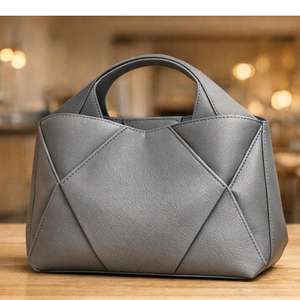 Este producto es un bolso de hombro minimalista de cuero negro diseñado para mujeres. - Product Image 2