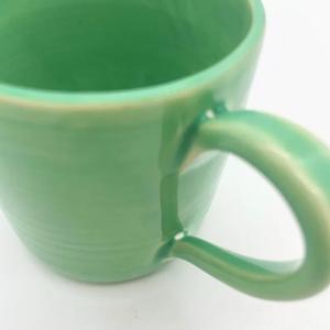 Taza de Cerámica Vibrante con Esmalte Verde Fresco, Acabado Texturizado, Asa Curva, Retención de Calor, Ideal para Rituales Matutinos Animados - Product Image 4