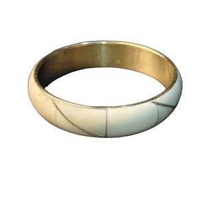 Elegante Brazalete de Hueso con Incrustaciones Diagonales y Detalle de Alambre de Latón Fino – Brazalete Artesanal Minimalista Hecho a Mano – Joyería Étnica Dorada - Product Image 1