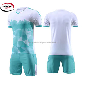 ชุดเสื้อทีมฟุตบอลผ้าโพลีเอสเตอร์แขนครึ่งแขนทำจากโพลีเอสเตอร์100% สำหรับผู้ชายชุดเสื้อฟุตบอลแบบซับลิเมชันเทคนิคออกแบบโลโก้ได้ตามต้องการ - Product Image 4