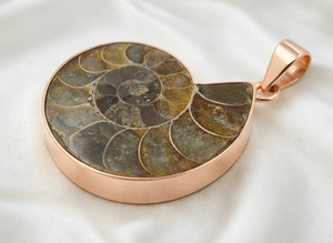 Pendentif spirale ammonite en pierre unique, argent sterling 925 plaqué or rose et or jaune, fait main, bijoux vintage bohème, cadeau pour femme - Product Image 5