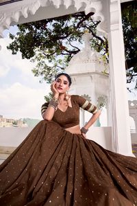 Lehenga Choli de Diseñador con Blusa con Patrón de Dori Elegante y Blusa Cosida, Última Colección de Ropa Étnica para Bodas y Festivales - Product Image 4