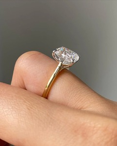 Elegante Anillo de Moissanita de 4CT con Corte Cojín, Plata 925 Bañada en Oro, Anillo de Compromiso Solitario con Pétalos y Banda Catedral de 1.8MM - Product Image 4