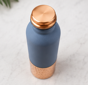 Botella de Agua de Cobre con Acabado Azul Mate, Base Martillada, Diseño Minimalista Portátil para Viajes - Product Image 2