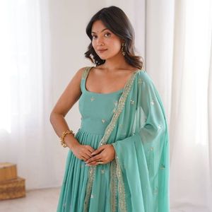 Vestido Anarkali Verde Menta con Dupatta, Bordado con Lentejuelas, Vestido Indio Pakistaní para Bodas, Fiestas y Diwali - Product Image 1