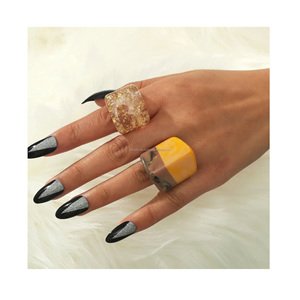 Anillo de Resina Artesanal, Color Personalizado, Sin Plomo, Diseño Moderno para Bodas, Compromisos y Fiestas, Accesorio de Joyería - Product Image 5