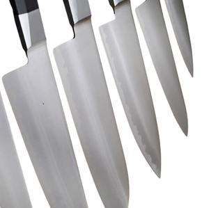 Ensemble de couteaux de cuisine à manche noir avec lames argentées, support de présentation en bois brun clair, ciseaux et aiguiseur pour les tâches de préparation culinaire - Product Image 5