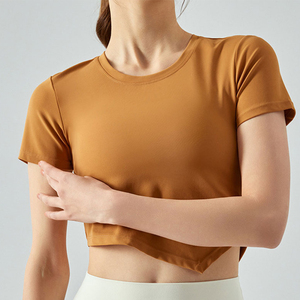 Essentiels de la mode pour une garde-robe estivale jeune : les t-shirts courts pour femmes rendent les tenues quotidiennes fraîches et confortables. - Product Image 4