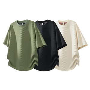 Ensemble T-shirt et short décontracté pour homme, col rond, manches courtes, texture matelassée 3D, respirant, coupe ample, idéal pour l'été et les trajets quotidiens, personnalisable avec logo OEM - Product Image 4