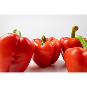 Poivrons rouges frais cueillis à la main, produits de qualité, adaptés aux salades, aux plats sautés et à la préparation des repas - Product Image 1