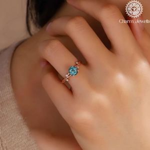 Anillo de Compromiso Charm_Jewells de Oro Rosa con Moissanita, Corte Brillante Redondo, Engaste de Garras, Diseño Floral, Estilo Romántico para Mujer - Product Image 3