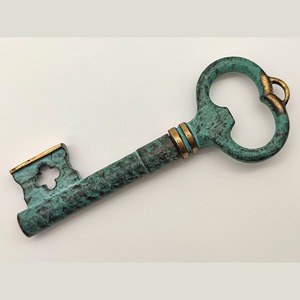 Ouvre-bouteille en forme de clé de style vintage, design antique, accessoire de comptoir de bar, parfait pour un service de boissons rapide et fluide - Product Image 6