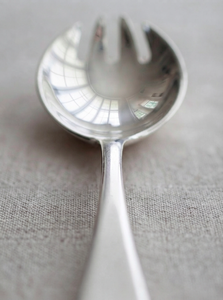 Service à salade en acier inoxydable argenté, poli miroir, avec poignées plates simples, pour restaurants, hôtels et complexes hôteliers - Product Image 2