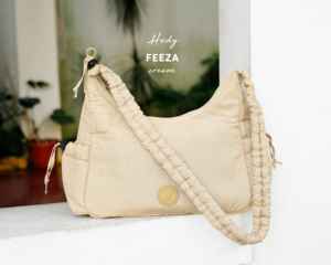 Sac à bandoulière moderne en tissu froissé de qualité supérieure avec fermeture éclair, sangle réglable et espace de rangement organisé - Product Image 1