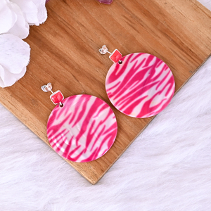 Pendientes Colgantes de Resina con Calcedonia Fucsia y Madreperla |   Plata de Ley 925 - Product Image 3