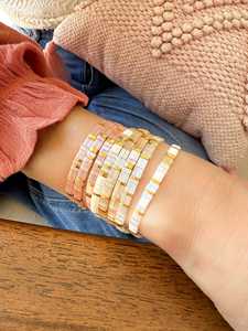 Bracelet extensible personnalisé avec perles Tila plaquées or, message caché, cadeau pour maman ou meilleure amie - Product Image 1