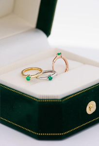 ต่างหูห่วงชุบทอง 18K สไตล์มินิมอล ประดับด้วยพลอยสีเขียวทรงเหลี่ยมแบบ Emerald Cut ตัวเรือนแบบ Claw Setting เหมาะสำหรับผู้หญิงสวมใส่ในชีวิตประจำวัน - Product Image 2