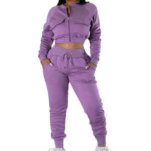 Conjunto Deportivo Corto de Color Sólido para Mujer, Perfecto para Gimnasio y Yoga, Elegante Conjunto de 2 Piezas con Top Corto y Pantalones Deportivos para un Look Deportivo - Product Image 1